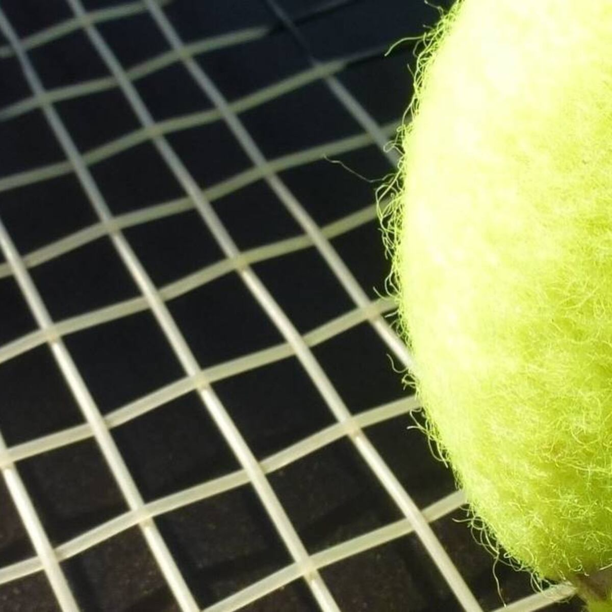 Detalle real de cordaje de tenis